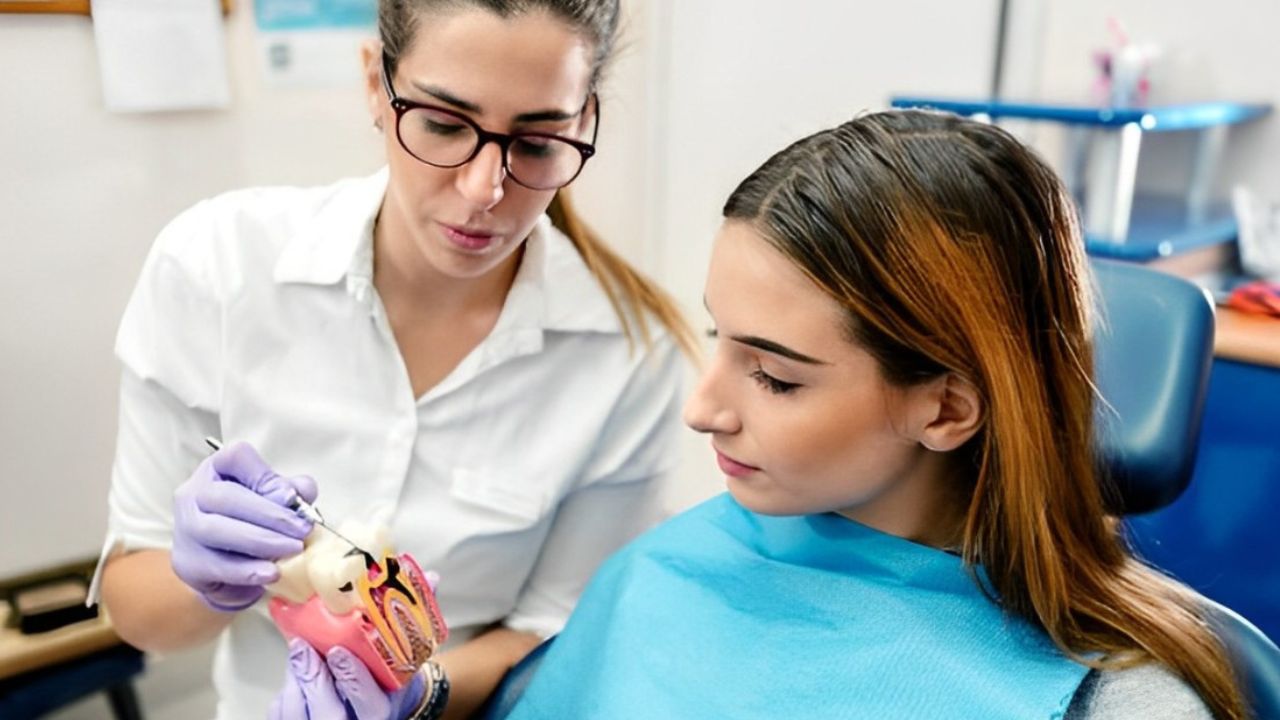 Dentista orientando paciente mulher usando molde de dente com cárie profunda em consultório odontológico