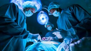 Visão de médicos cirurgiões em meio a um procedimento cirúrgico
