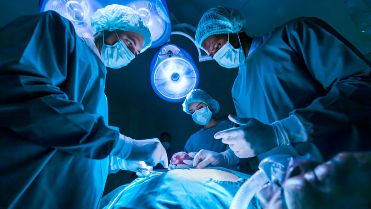 Visão de médicos cirurgiões em meio a um procedimento cirúrgico