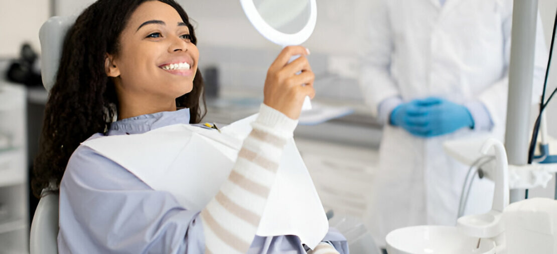 Mulher observando seu sorriso após fazer clareamento dental valor