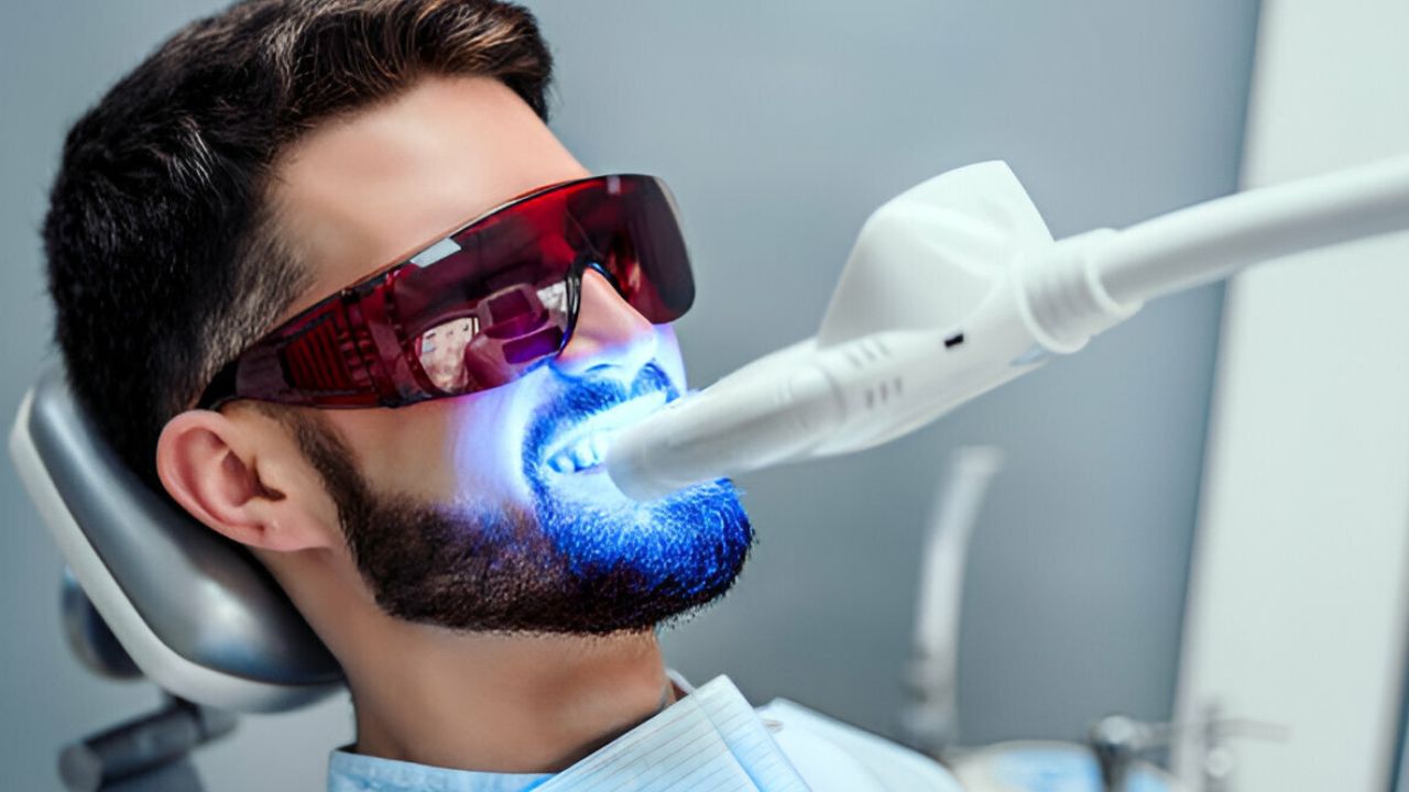 Homem fazendo clareamento dental a laser