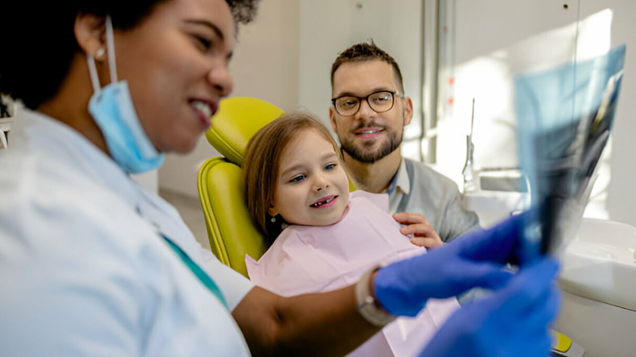 Criança recebendo tratamento de dentista infantil em consultório