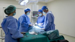 Médicos em meio a cirurgia de paciente