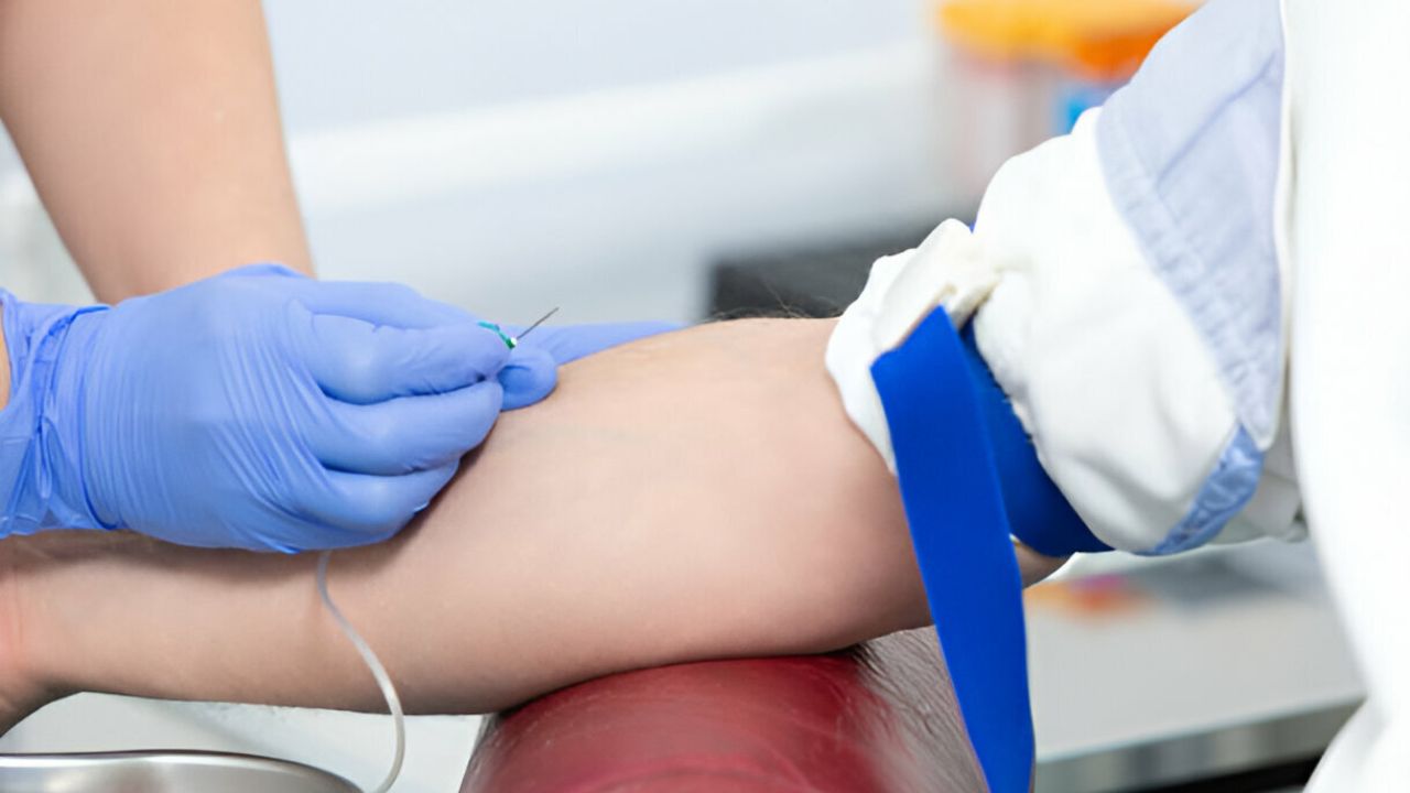 o que é flebite Médico colocando injeção para inserção de medicamento na veia de paciente