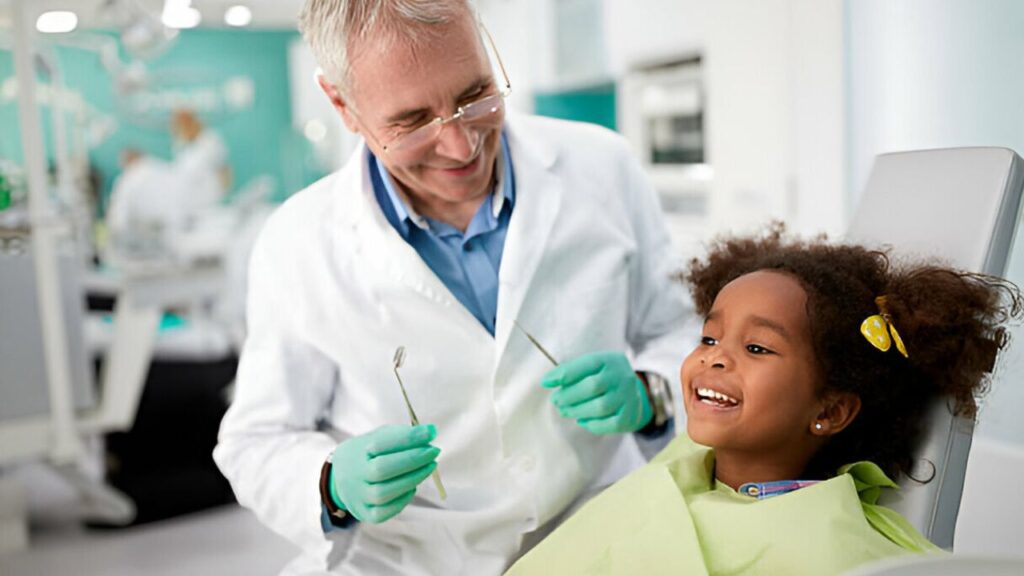 odontopediatra iniciando atendimentos com criança em consultório