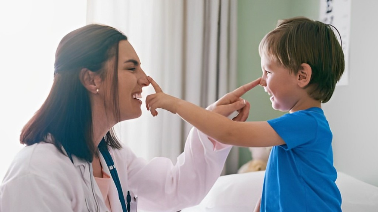 Pediatra mulher brincando com menino em consultório