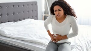 Mulher sentido dor na região do fígado por conta de cisto