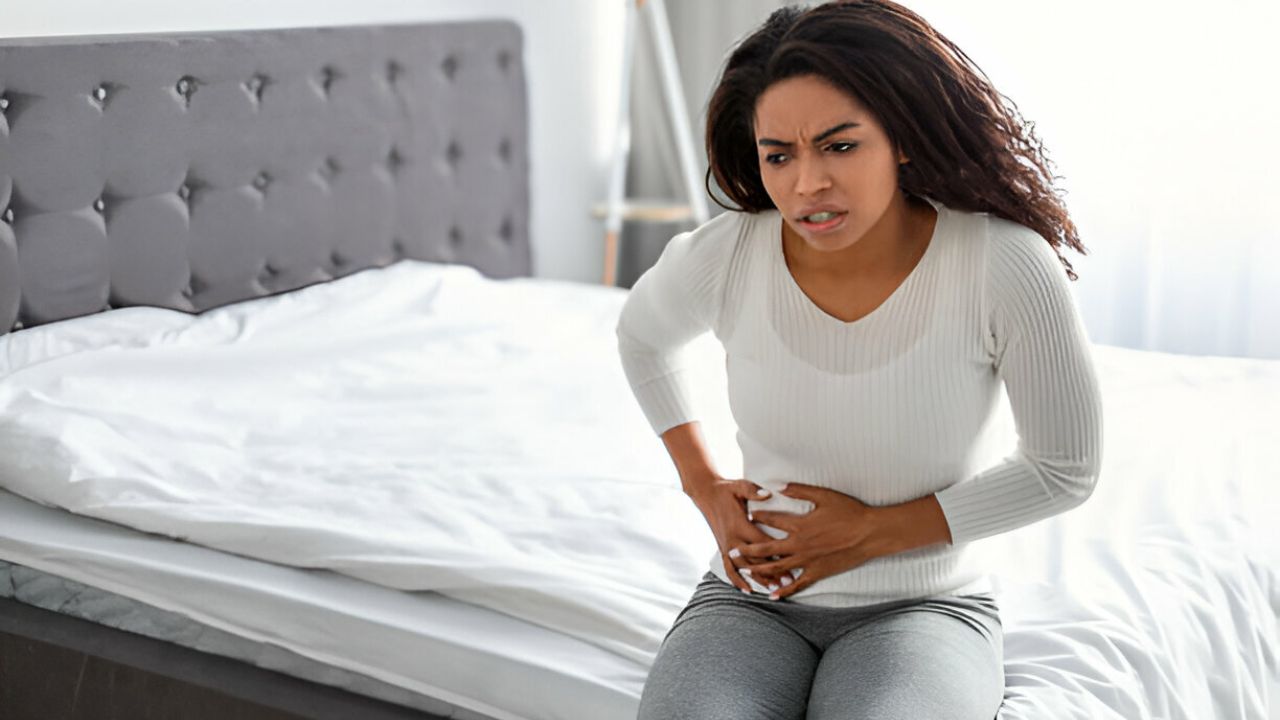 Mulher sentido dor na região do fígado por conta de cisto