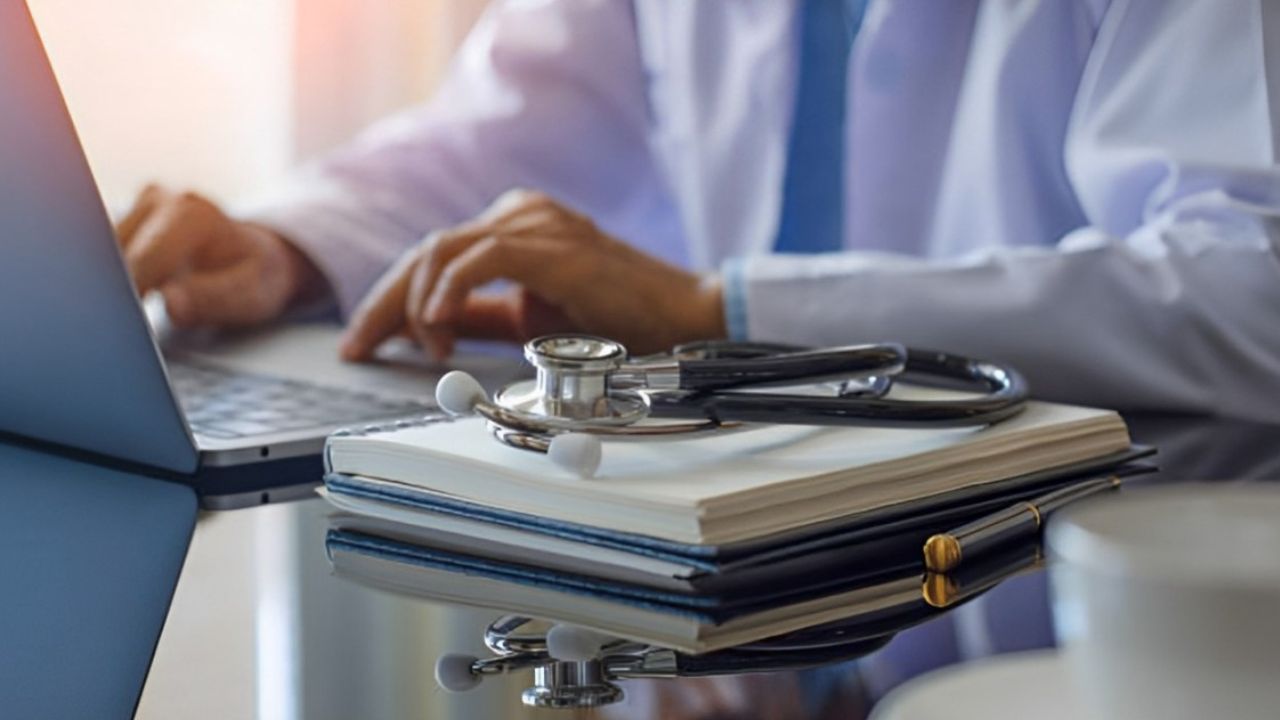 mesa de clínico geral em consultório