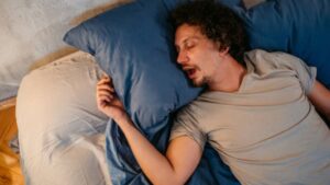 Homem dormindo com boca aberta