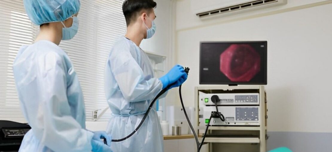 Médico realizando endoscopia em paciente