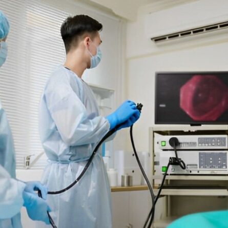 Médico realizando endoscopia em paciente