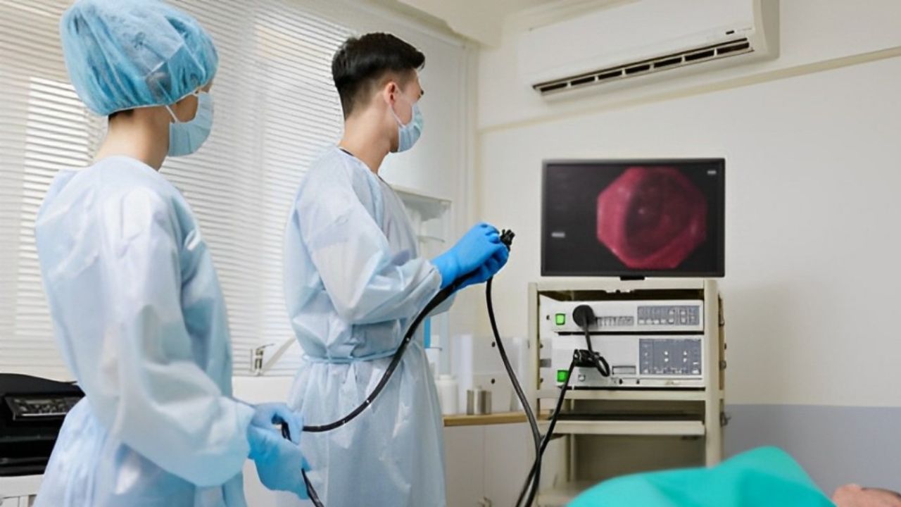 Médico realizando endoscopia em paciente