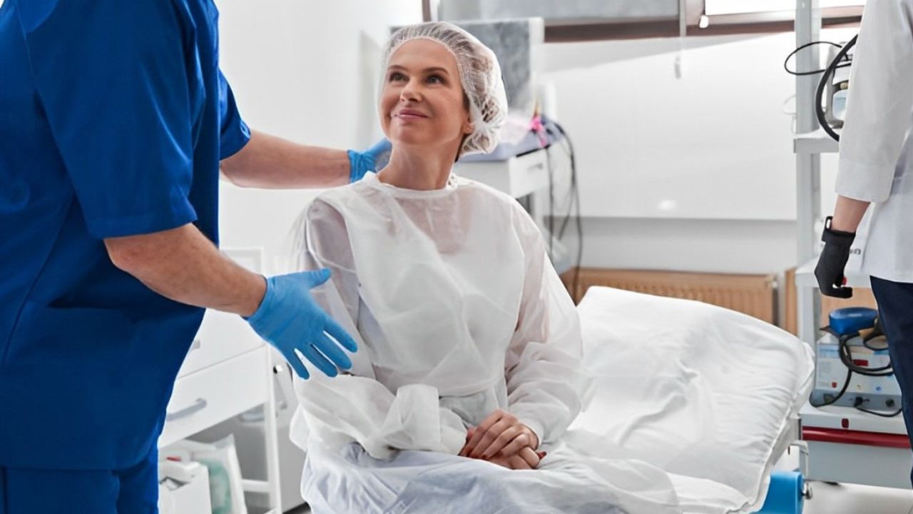 Paciente conversando com médico antes de endoscopia