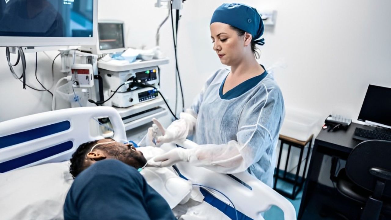 Médica preparando paciente com gastrite para endoscopia 