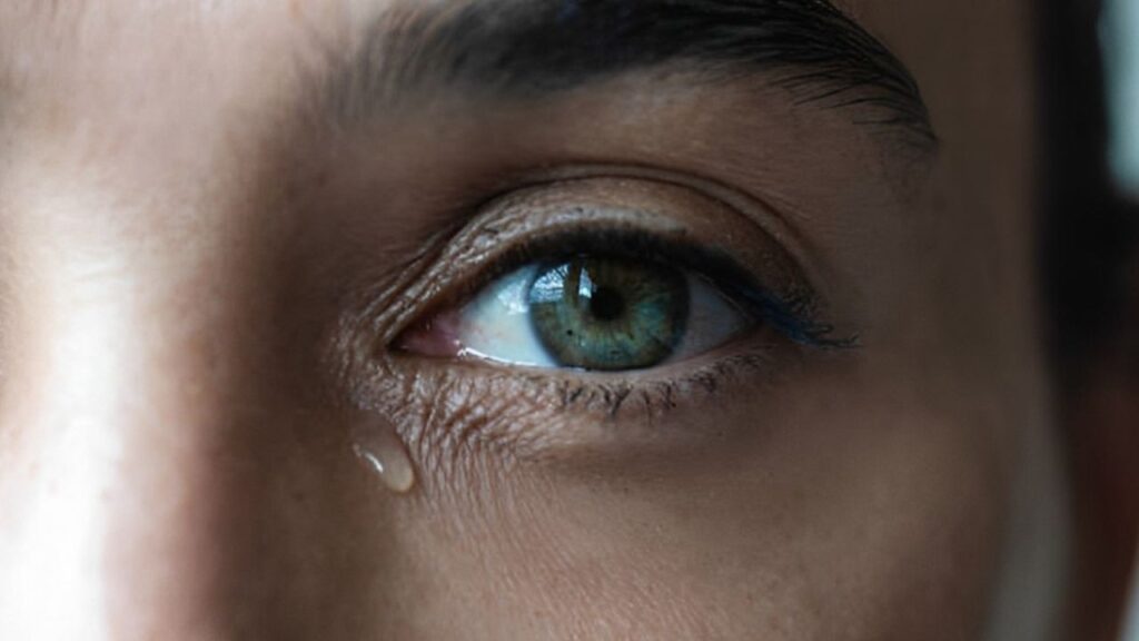 Zoom em olho lacrimejando de mulher