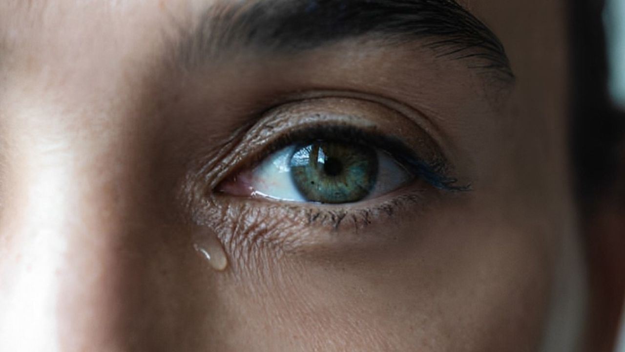 Zoom em olho lacrimejando de mulher