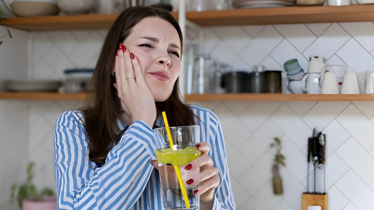 polpa dentária Mulher com sensibilidade ao ingerir líquido gelado
