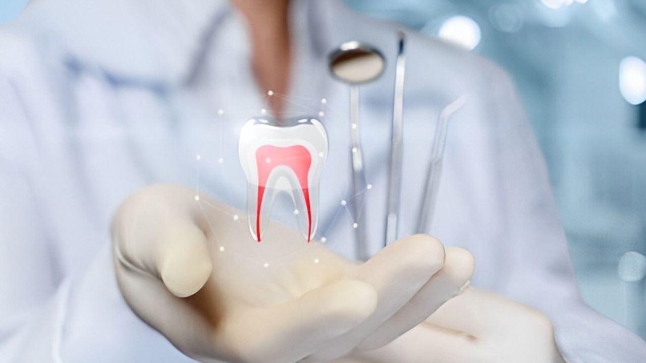 polpa do dente exposta Zoom em desenho de dente e instrumentos odontológicos na mão de dentista