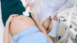 Paciente gestante em exame de ultrassom ultravaginal