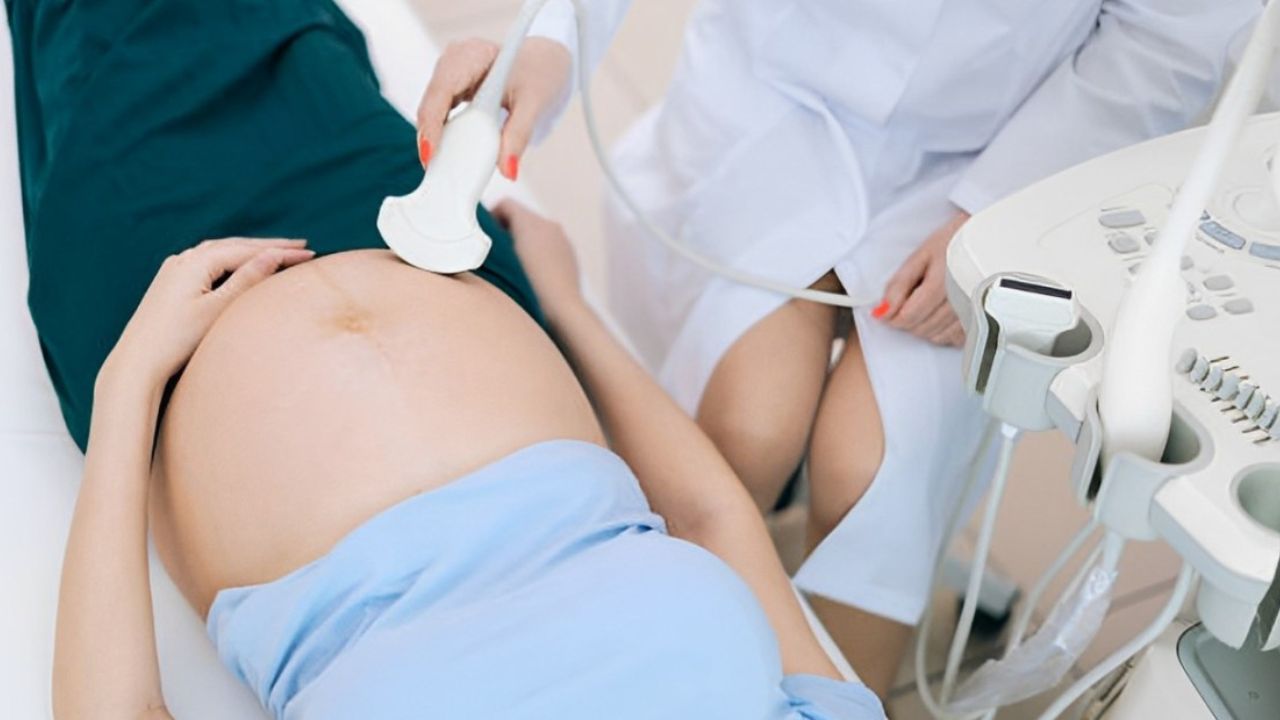 Paciente gestante em exame de ultrassom ultravaginal