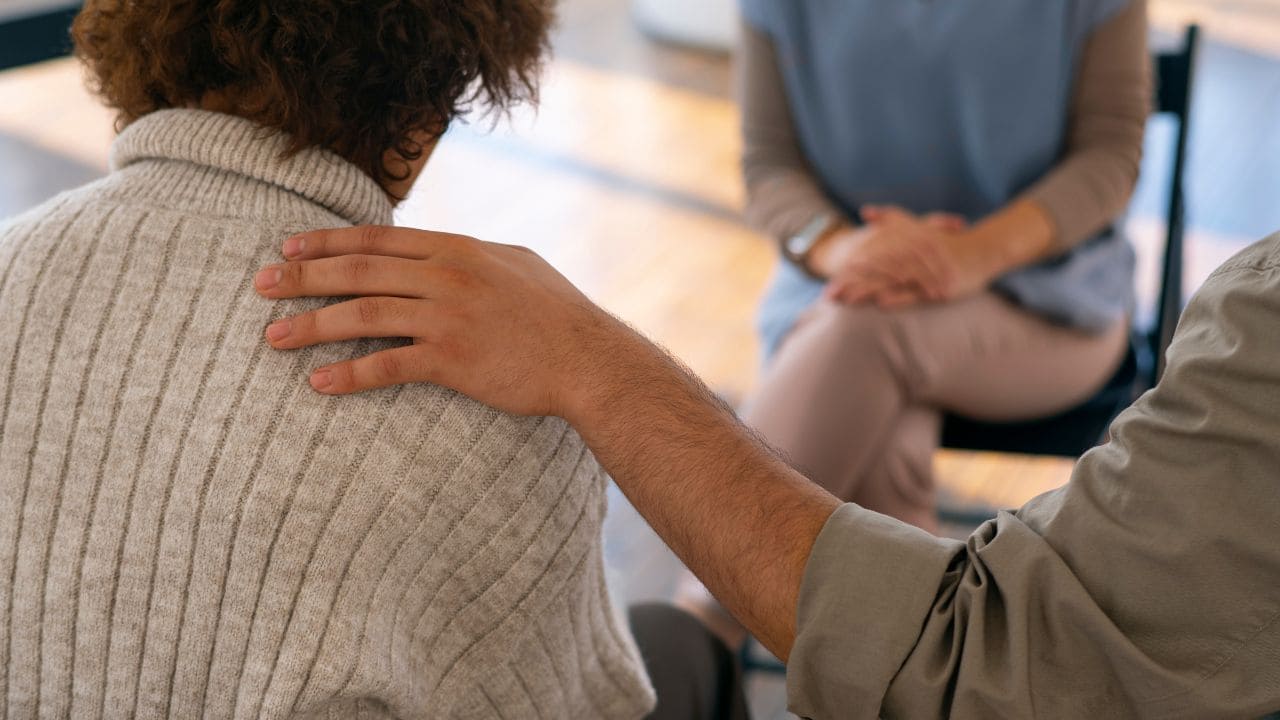 Importância de saber como ajudar alguém em crise de ansiedade