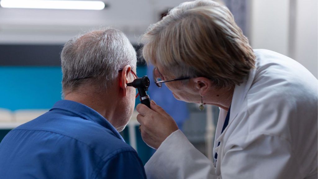 Como evitar o entupimento do ouvido