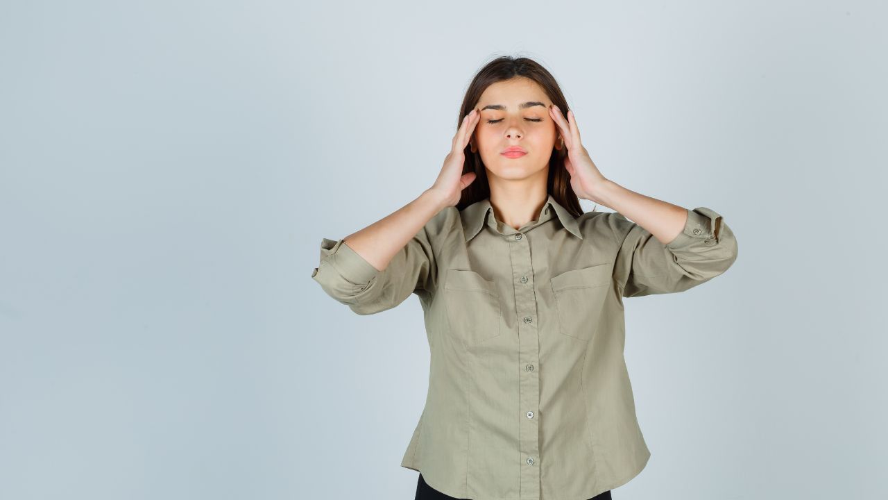 Como aliviar dor de cabeça do lado direito no dia a dia