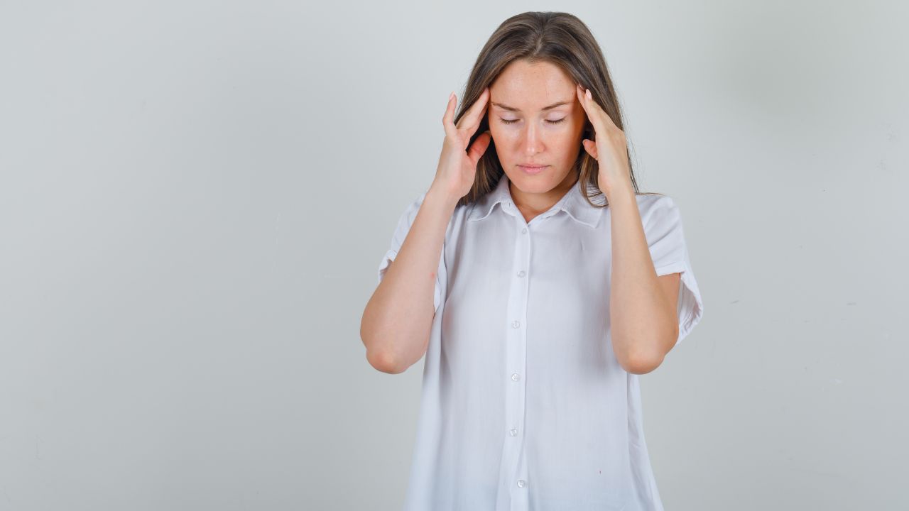 Enxaqueca e dor de cabeça do lado direito pulsante
