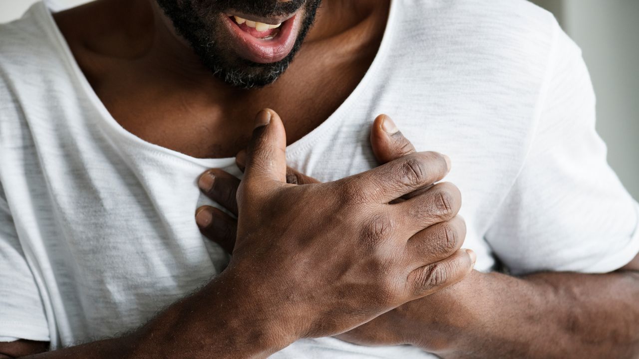 Causas mais comuns da dor no coração ao respirar Causas mais comuns da dor no coração ao respirar