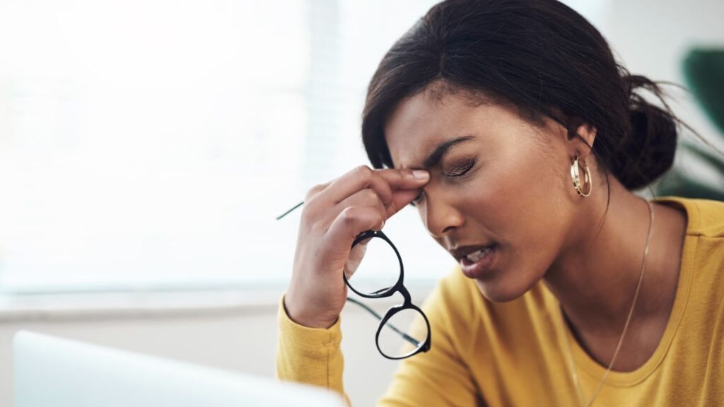 Dor de cabeça pode ser problema de vista