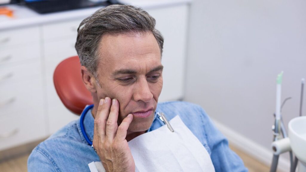 Implante dentário dói_ Veja como é a dor e a recuperação